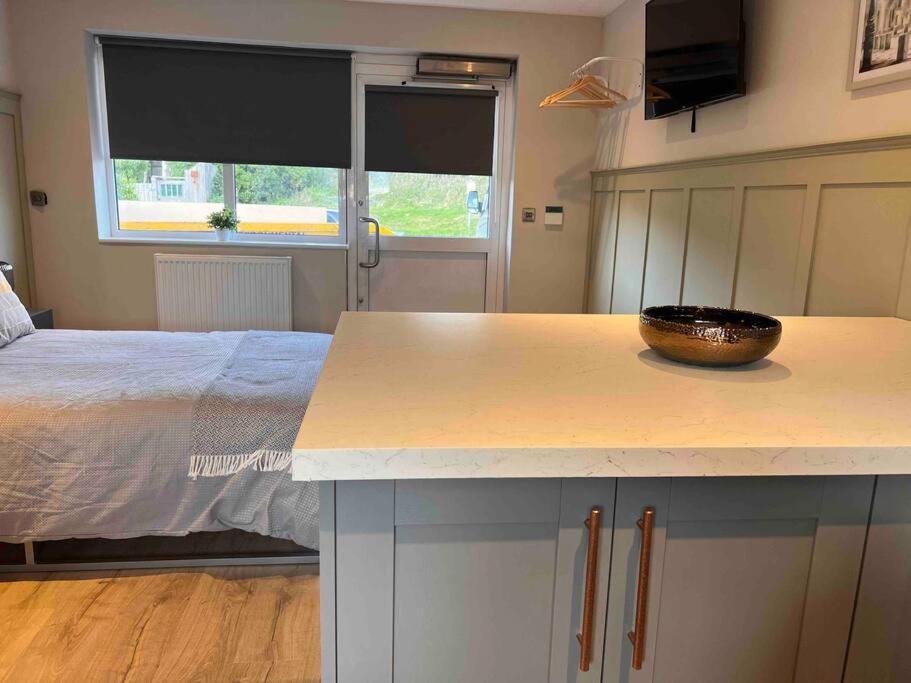 Seaview 1 Bed Open Condo - Free Parking Brighton Dış mekan fotoğraf